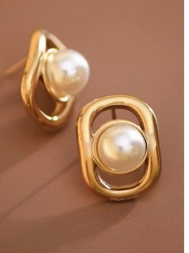 Gold Pearl earrings
